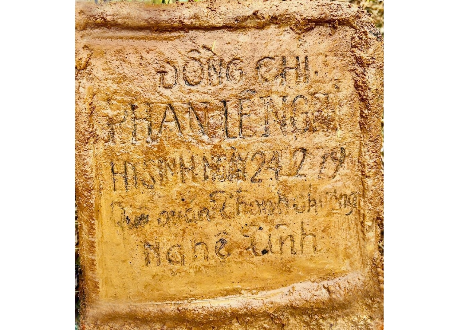 Tấm bia trong phần mộ liệt sĩ ở đồi Đá Vôi (Cam Đường, Lào Cai)
